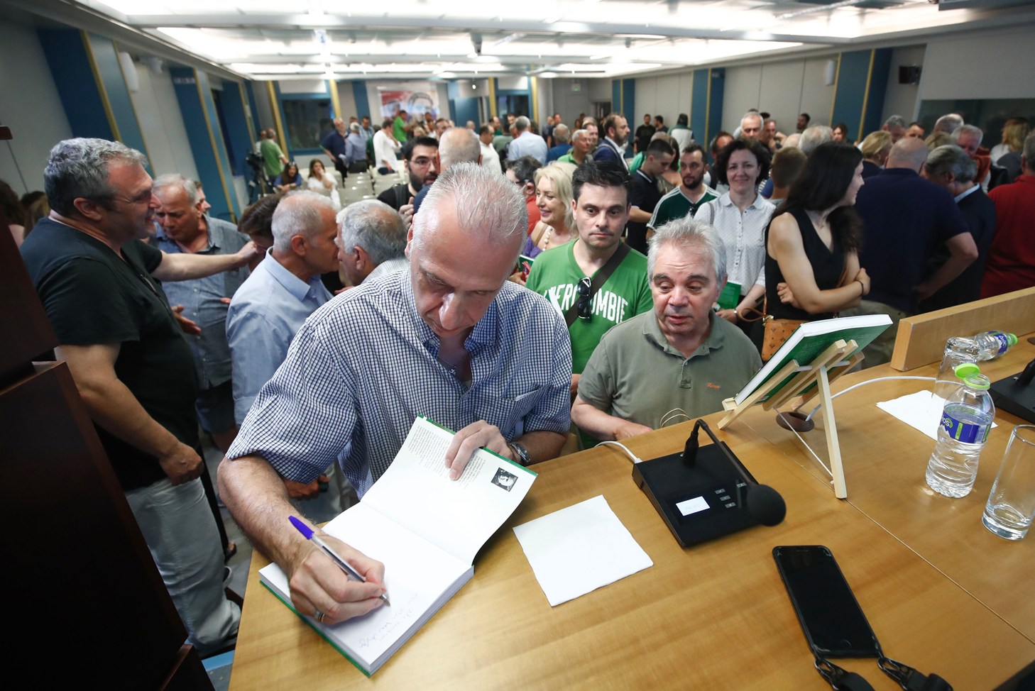 You are currently viewing Αλέξης Βάκης: Το βιβλίο του Κώστα Τζανιδάκη, υπερβαίνει κατά πολύ τις αρχικές μου προσδοκίες