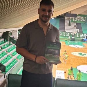 Ο Σωτήρης Νίνης με το βιβλίο ”Παγώνει το Άμστερνταμ”
