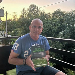 Ο Θανάσης Κολιτσιδάκης με το βιβλίο του Κώστα Τζανιδάκη, «Παγώνει το Άμστερνταμ»